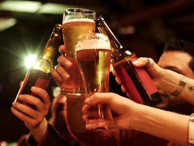 Männer feiern eine Pinkelparty
