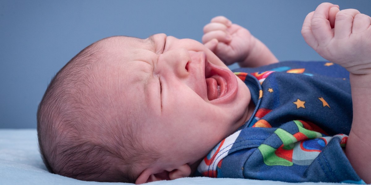 Windelfrei-Signal: Baby weint im Schlaf